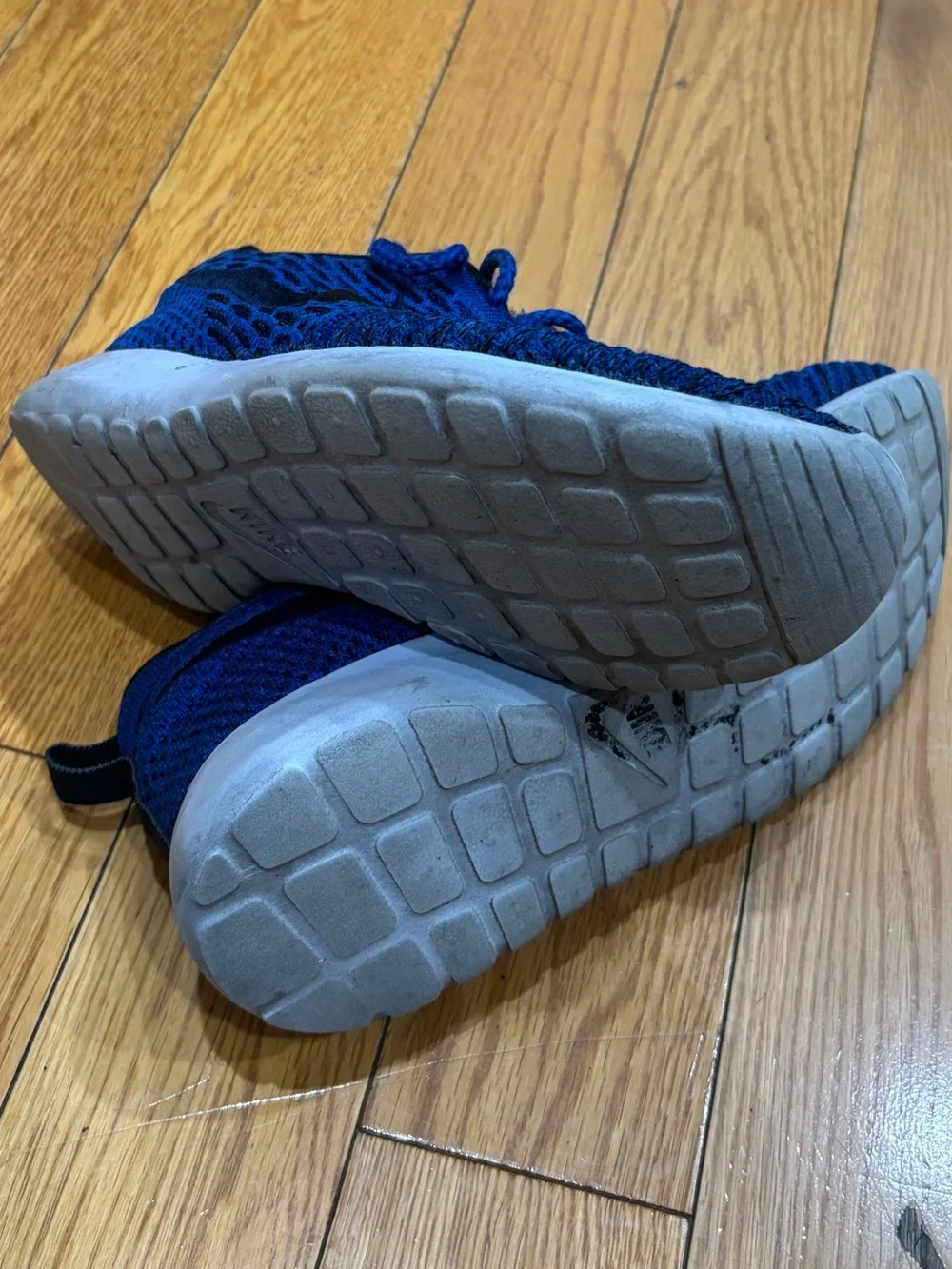 NIKE WOMENS ROSHE ONE FLYKNIT in BLUE Size: 7